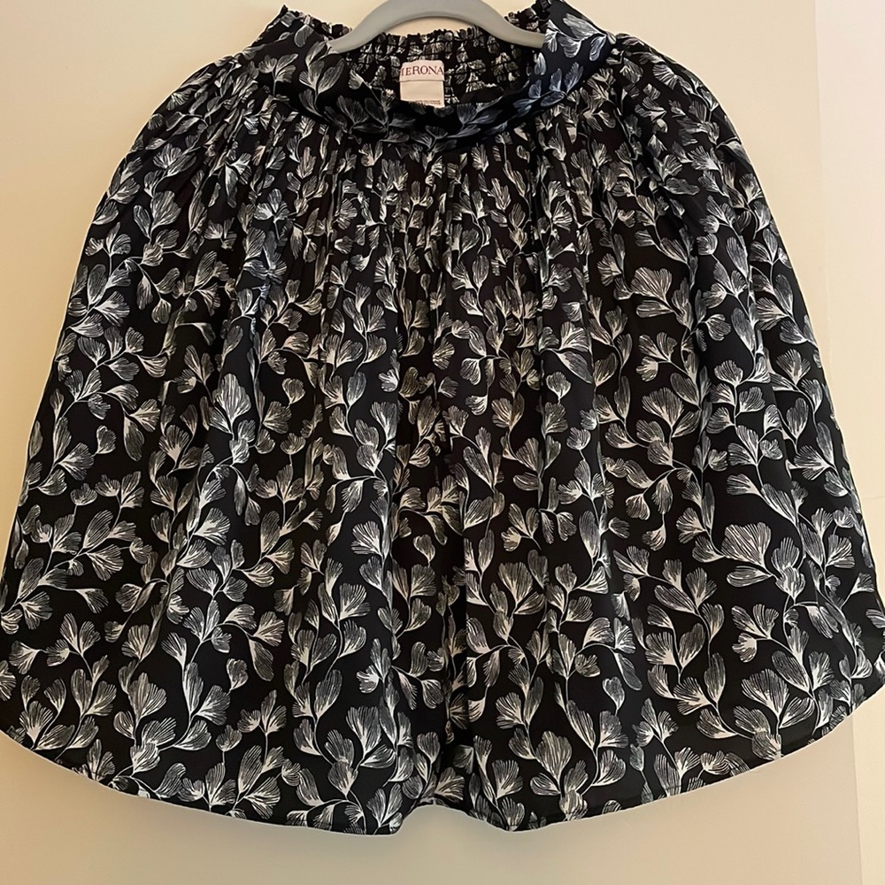 Merona skirt with small pleats and white leaf pattern.